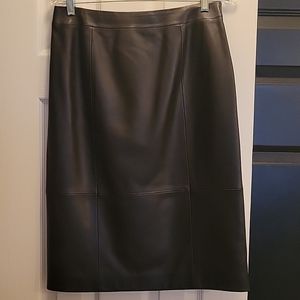 Pencil skirt in black leather
